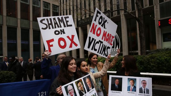 Протестующие возле штаб-квартиры Fox News в Нью-Йорке.