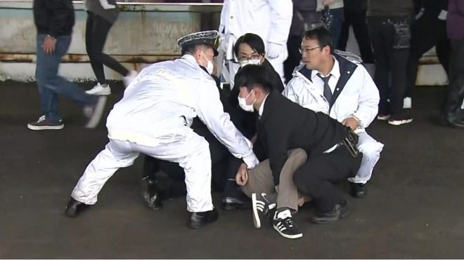 ویدیوی بازداشت فرد مظنون به پرتاب بمب دودزا در محل سخنرانی نخست‌وزیر ژاپن