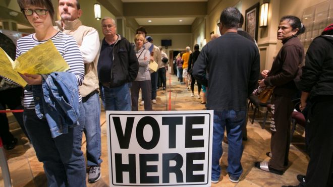 Американцы выстраиваются в очередь для голосования в Атланте, штат Джорджия.
