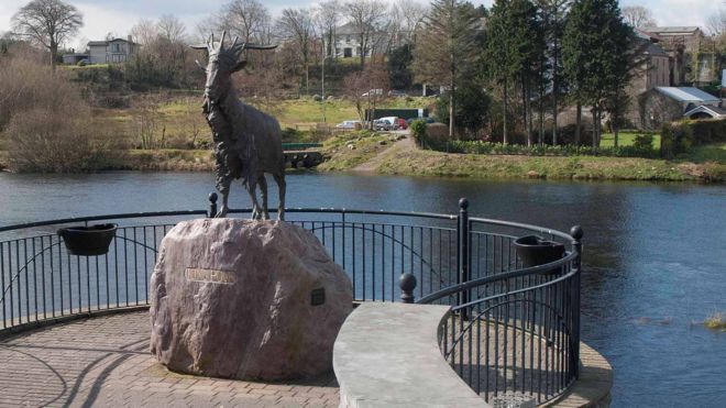 基洛格林鎮的山羊國王銅像