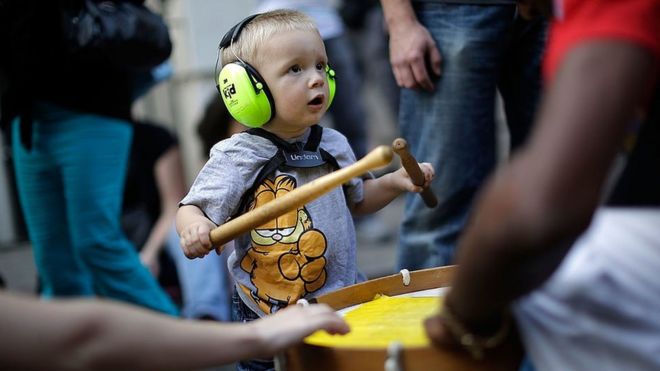 Ребенка носить защитники уха на карнавале в Ноттинг-Хилл