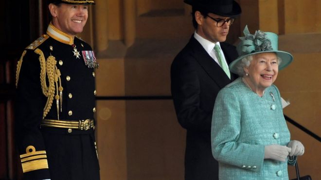 Королева Елизавета II присутствует на церемонии в честь своего официального дня рождения в Виндзорском замке