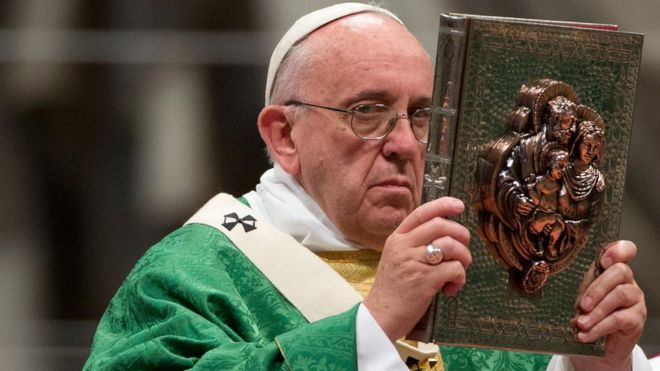 Папа Франциск поднимает книгу Евангелий во время мессы в соборе Святого Петра (4 октября)