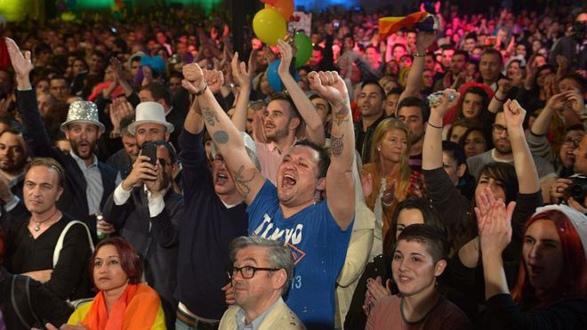 Люди празднуют на площади Святого Георгия после того, как мальтийский парламент одобрил законопроект о гражданских союзах в Валлетте 14 апреля 2014 года