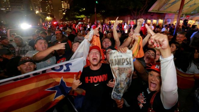 Фанаты Хьюстон Астрос празднуют после победы в Мировой Серии против Лос-Анджелес Доджерс возле Minute Maid Park в Хьюстоне