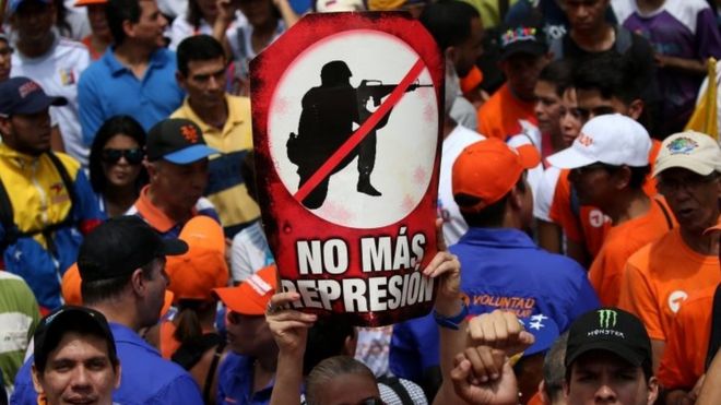 Люди участвуют в митинге оппозиции в Каракасе, Венесуэла, 8 апреля 2017 года.