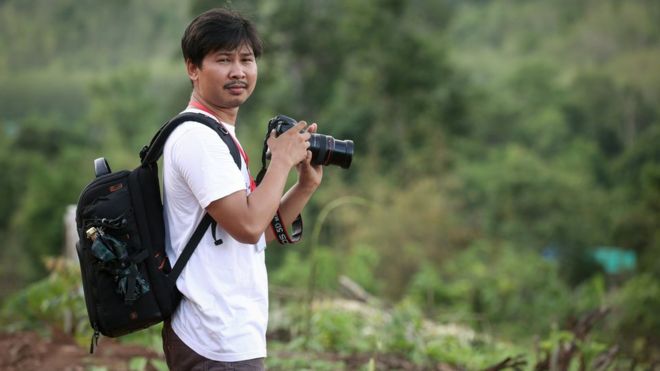 Журналист Reuters Ва Лоне за работой с камерой