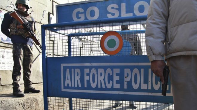 Индийские силы безопасности стоят на страже на авиабазе у границы с Пакистаном