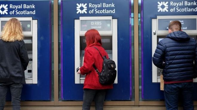 Люди, использующие банкоматы RBS