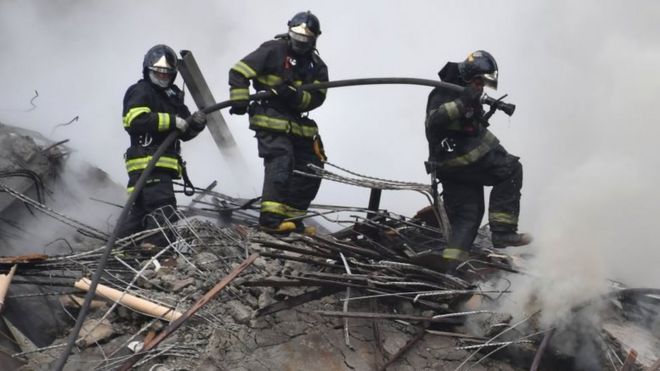 Пожарные работают по тушению пожара в здании, которое рухнуло после возгорания в Сан-Паулу, Бразилия, 1 мая 2018 года.