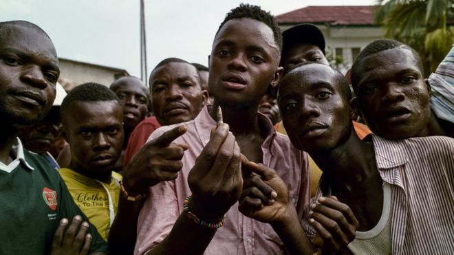 Сторонники главной оппозиционной партии Конголезского союза «Союз за демократию и социальный прогресс» (UDPS) демонстрируют пулю, которую, по их словам, использовали сотрудники ОМОНа во время столкновений в Киншасе, 28 марта 2017 года
