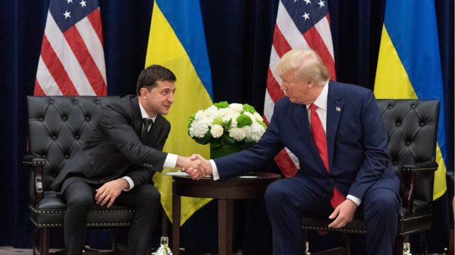 Trump cuprimenta o presidente ucraniano Volodymyr Zelensky (à esq.)