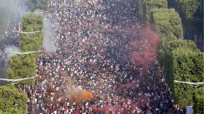 Французские сторонники празднуют на проспекте Елисейских Полей во Франции, 15 июля 2018 года
