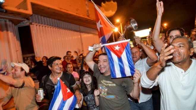 Decenas de cubano-estadounidenses salieron a la calle tras la muerte de Fidel Castro.