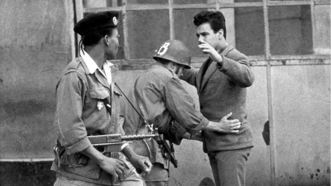 Французские войска обыскивают алжирца во время борьбы за независимость