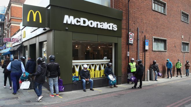 Водители-курьеры выстраиваются в очередь в McDonald's на востоке Лондона