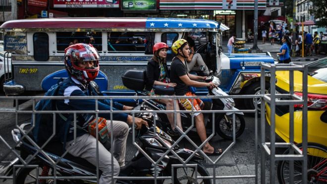 Филиппинцы на светофоре в Маниле