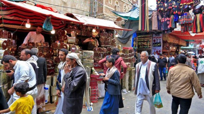 يمنيون يتسوقون في أحد الأسواق في المدينة القديمة من العاصمة صنعاء