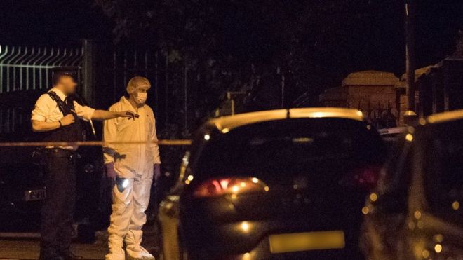 Полиция на месте взрыва взрывного устройства на западе Белфаста дома бывшего Синн Фе в президенте Джерри Адамсе.