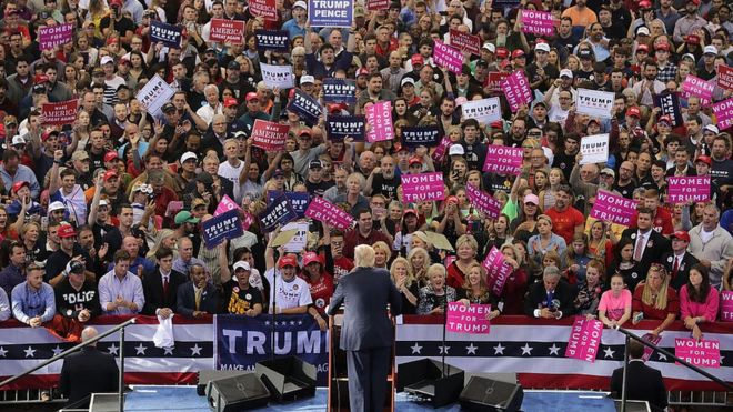 Кандидат в президенты от республиканцев Дональд Трамп проводит предвыборный митинг у Дж.С. Дортон Арена 7 ноября 2016 года в Роли, Северная Каролина