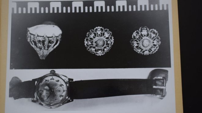 Фото из Государственного архива Бергена с изображением ювелирных украшений и часов, найденных возле тела женщины Исдала