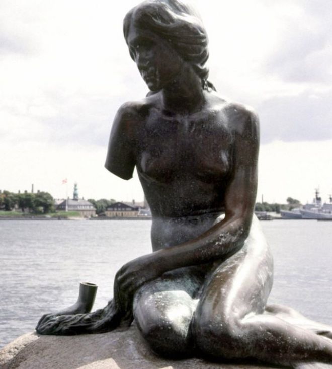 На этом снимке, сделанном 22 июля 1984 года, изображен национальный символ Дании - статуя Русалочки, которая сидит на скале в гавани Копенгагена в парке Черчилль, одна рука отсутствует
