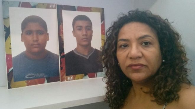 Elizabeth Medina Paulino com a foto dos filhos Rafael e Renan, ambos mortos na chacina
