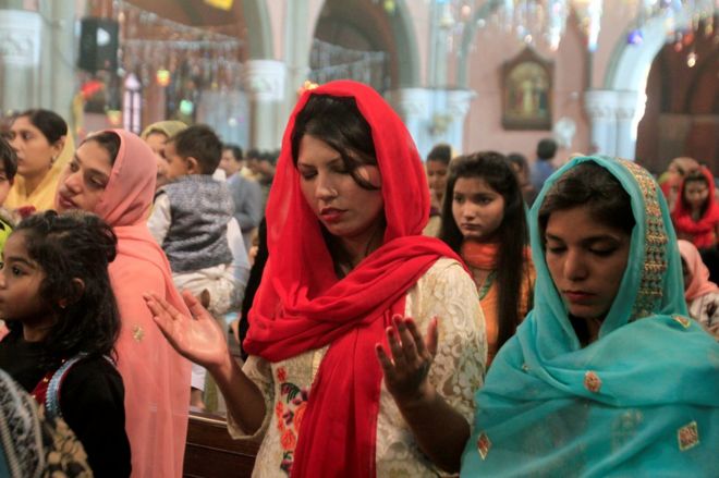 مسيحيون باكستانيون يحضرون قداسا في مدينة لاهور بمناسبة عيد الميلاد.