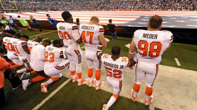 Cleveland Browns durante el himno el domingo.