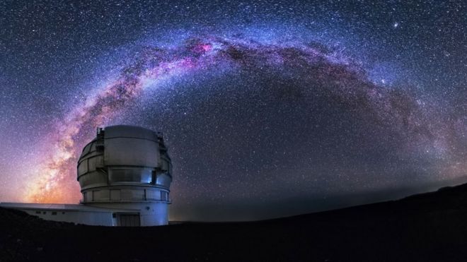 Gran Telescopio Canarias en la noche bajo la VÃ­a LÃ¡ctea