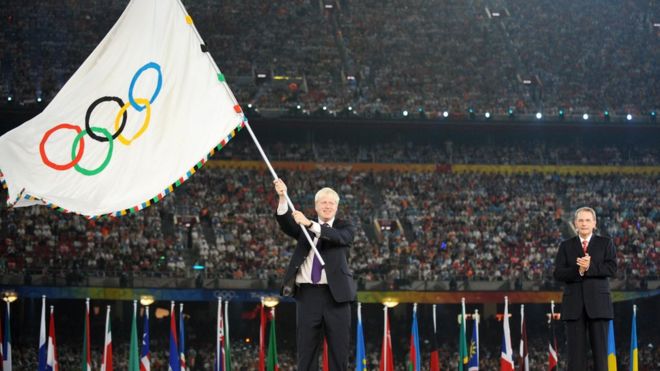 Борис Джонсон развевает олимпийский флаг во время церемонии закрытия Пекина 2008 года