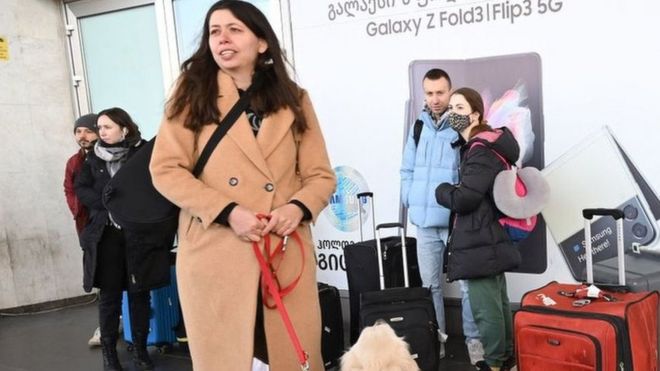 Rusos esperan por transporte a su lle gada al aeropuerto de Tiflis, 7 de marzo