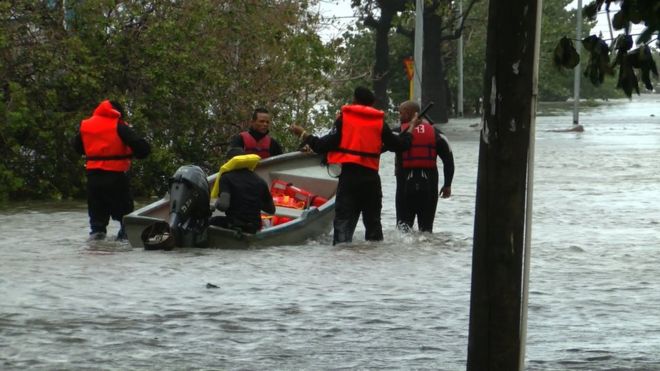Спасателям пришлось использовать лодки, чтобы спасти пожилых людей из их домов в Ведадо