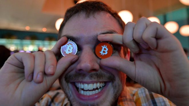 Un inversionista en bitcoins en una reunión celebrada en Tokio.