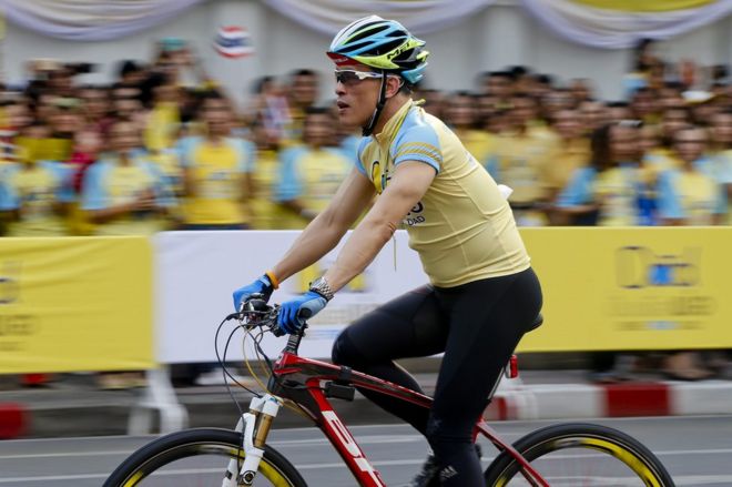 Снимок, сделанный с низкой скоростью затвора, показывает, что тайский наследный принц Маха Ваджиралонгкорн проезжает мимо доброжелателей во время кампании массовой велопробеги «Велосипед для папы», посвященной 88-летию тайского короля Пумипона Адульядета в Бангкоке, Таиланд, 11 декабря 2015 года.