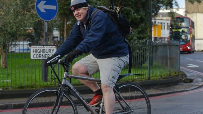 Борис Джонсон катается на велосипеде