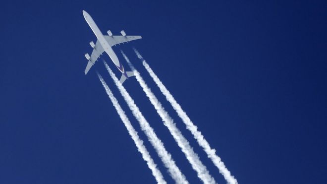 Avión despidiendo estelas de sus turbinas