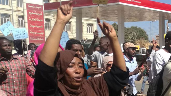Суданские демонстранты собираются в городе-побратиме Хартума Омдурман 20 января 2019 года,