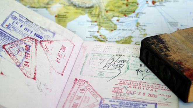 Pasaporte con mapa de fondo