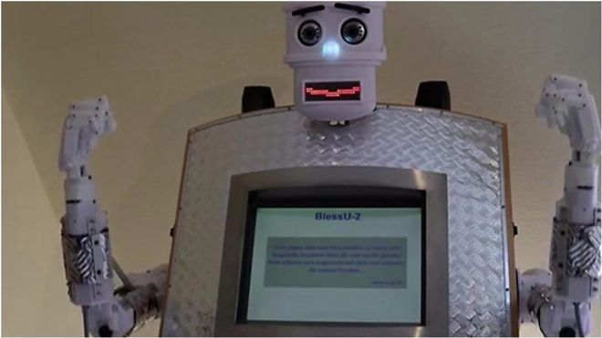 Робота-священника BlessU-2, который может благословлять на восьми языках, создали к 500-летию Реформации.