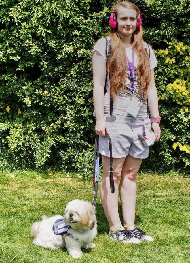Эбби с ее собакой помощи Хлоей