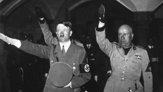 Hitler e Mussolini fazendo saudação nazi-fascita, em foto de 1938