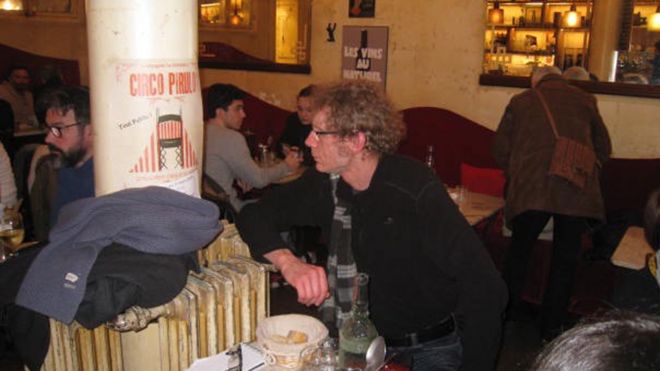 Жиль Бертин в кафе в Тулузе