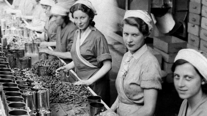 1934 год. Женщины раскладывают фасоль в банки в графстве Кембриджшир, Великобритания. Сейчас их заменили машины