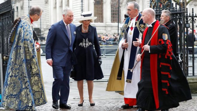 Принц Чарльз и герцогиня Корнуолла приветствуются, когда они входят в аббатство