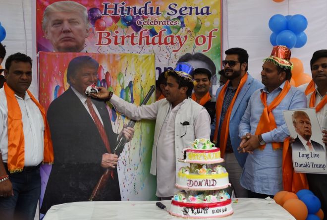 Индийские правые индуистские активисты проводят празднование в честь 70-летия кандидата в президенты США от республиканцев Дональда Трампа в Нью-Дели 14 июня 2016 года.