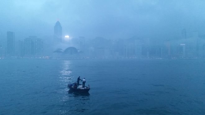 கிரஹாம் பைஃபீல்டு: “சில ஆண்டுகளுக்கு முன்னால் ஹாங்காங்கில் காலை 6:30 மணிக்கு என்னுடைய செல்பேசியை பயன்படுத்தி எடுத்த புகைப்படம். அதன் பின்னர், நான் ஃபில்டரையோ அல்லது கலரை மாற்ற எதையும் சரி செய்யவோ இல்லை”.