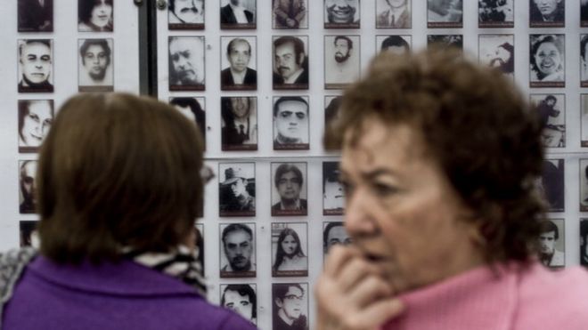 Активисты чилийской правозащитной организации «Задержанные и исчезнувшие люди» принимают участие в церемонии на вилле Гримальди, которая использовалась в качестве центра содержания под стражей и пыток во время диктатуры (1973–1990) Аугусто Пиночета, в Сантьяго, 10 сентября 2013 года.