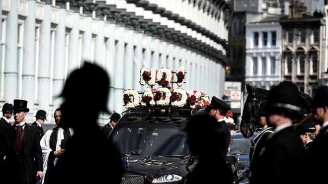Полицейские выравнивают улицы, когда похоронный кортеж из ПК Кит Палмер покидает Саутуоркский собор