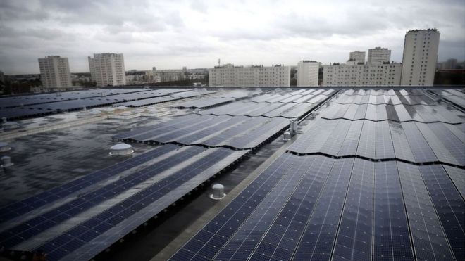 Крупнейшая фотоэлектрическая электростанция на крыше в регионе Иль-де-Франс изображена во время ее открытия на крыше водохранилища питьевой воды в L'Hay-les-Roses, к югу от Парижа, 14 декабря 2017 года